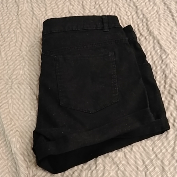 Shorts - Picture 3 of 4